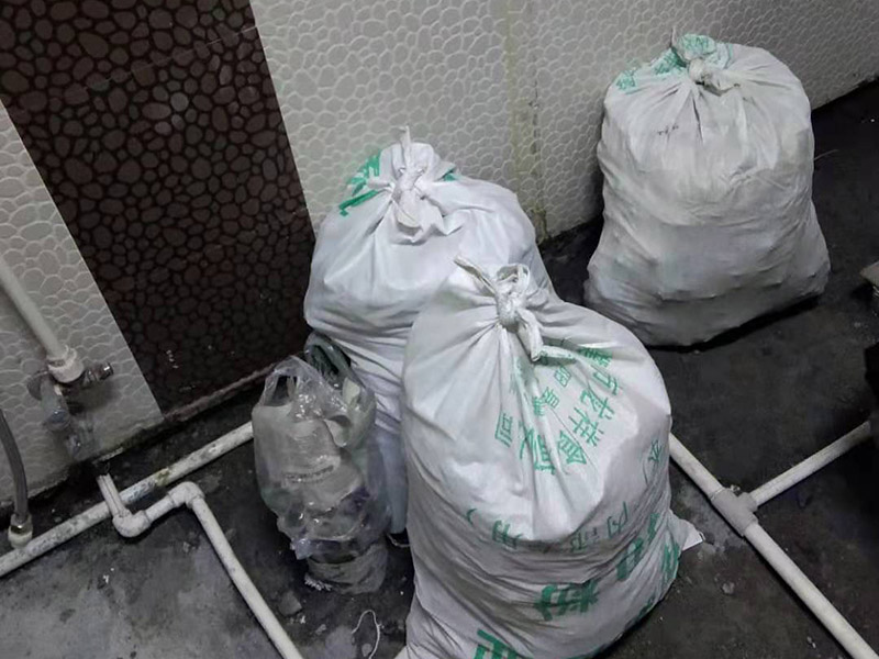 衛(wèi)生間拆改裝修：將不需要或是不滿意的地方進(jìn)行拆除后，留下的成品需要進(jìn)行施工保護(hù)，防止磕碰到，還可防止被上面的重物或是棱角碰壞。水電改造可謂是改造衛(wèi)生間的重點(diǎn)，衛(wèi)生間原有的水電路管線往往有許多不合理的布局，所以在改造過程中要對原有的水電路進(jìn)行徹查，看是否存在銹蝕、老化等情況，若有，則需要更換新的電路、水路，如果線路良好，且沒有多大的問題，則只需要添加刪減線路就可以了。同時(shí)在改造的時(shí)候最好能做到以后維修和保養(yǎng)都比較方便，然后將其做好隱蔽處理。衛(wèi)生間墻面上要做大約30厘米的防水涂料，以防積水浸透墻面，且要保證涂刷厚度均勻，還需要處理好地面和墻面交界處的各類管件的涂刷。待防水處理完全確定后，等待地面干透就可以做后續(xù)的工程了。