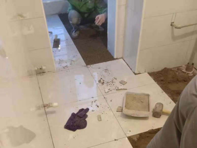 廚房墻地磚鋪貼：將墻面用水泥漿刷一遍，同時壓實(shí)抹平，如果墻面有不平整的地方，需要用水泥砂漿修補(bǔ)平整。然后根據(jù)設(shè)計要求在墻面刷一遍防水涂料，按照設(shè)計要求結(jié)合實(shí)際和選擇的墻磚規(guī)格進(jìn)行排磚、彈線。正式粘貼前用壞了的瓷磚加粘貼劑粘貼在墻或柱上，來控制粘貼瓷磚表面平整度。