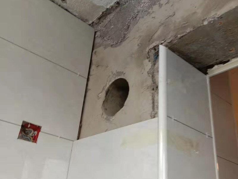 廚房墻地磚鋪貼：將墻面用水泥漿刷一遍，同時壓實(shí)抹平，如果墻面有不平整的地方，需要用水泥砂漿修補(bǔ)平整。然后根據(jù)設(shè)計要求在墻面刷一遍防水涂料，按照設(shè)計要求結(jié)合實(shí)際和選擇的墻磚規(guī)格進(jìn)行排磚、彈線。正式粘貼前用壞了的瓷磚加粘貼劑粘貼在墻或柱上，來控制粘貼瓷磚表面平整度。