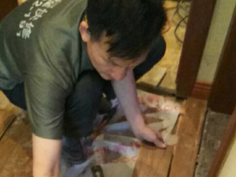 室內(nèi)過道地板鋪貼：地面如果不平整，會(huì)導(dǎo)致后期地板翹起等現(xiàn)象出現(xiàn)。首先就需要找平地面。平整度誤差大或與其他地面材料高差大的地面，建議用水泥沙漿作全面找平，否則只需要用防水膠混合水泥砂漿做局部找平處理。 地面找平處理后，注意檢查。尤其是門開合的地方，可以試著鋪上地板，仔細(xì)查看門是否開合順暢，如果開合遇阻，需要重新找平。鋪裝地板前，最好對地面進(jìn)行清潔。對地面進(jìn)行防水防潮處理，有利于地板的經(jīng)久耐用。地板墊還有減震和保持地面平整的作用，比如哪里有點(diǎn)不平，可以鋪兩層。