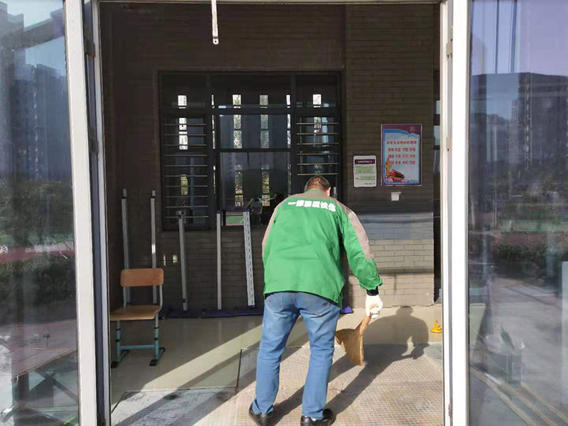地磚空鼓維修：如果是發(fā)現(xiàn)單塊的地磚空鼓超過標準，可以要求裝修人員把磚撬開了重鋪。方法就是取出空鼓的地磚，可利用吸盤，平直的吊出，然后再按照規(guī)范要求進行鋪貼。如果只是小部分松動，可以把磚縫清理干凈，用水把地面充分潤濕，用水泥漿對膠水，用膠榔頭輕輕打擊，使水泥漿滲入，滲入后用重物壓使干后就可；如果是一半以上就要重新處理，膠榔頭輕輕打擊地磚，使地磚完全松動，清理縫隙，取出 地磚，鑿打地面重新粘貼就可以了；