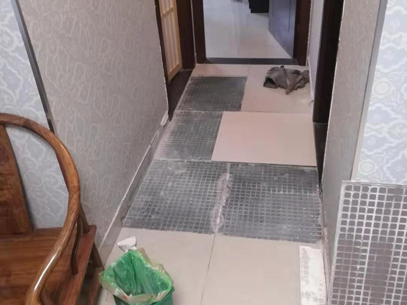 地面瓷磚拆除更換：拆除瓷磚時要用電，而電是從客廳臨時拉的，為了避免在施工過程中發(fā)生觸電的現(xiàn)象，將電拉進(jìn)衛(wèi)生間內(nèi)。其次，舊房改造拆除瓷磚時可以用沖擊電鉆，這種工具方便快捷，可自由更換。但在使用前應(yīng)檢查其是否靈活，可以通過空轉(zhuǎn)一分鐘的方法進(jìn)行檢驗。用完之后及時進(jìn)行清理。，梯子也是必不可少的工具之一，它可以幫助工人拆掉處于高處的瓷磚，還可以架起臨時插座。拆磚應(yīng)從下至上進(jìn)行，在施工過程中對地面及時進(jìn)行處理，以免因垃圾過多從而影響后面的工作。同時要處理好房內(nèi)的防水層。拆除插座與水龍頭附近的瓷磚時應(yīng)小心，以免損壞水電設(shè)備。