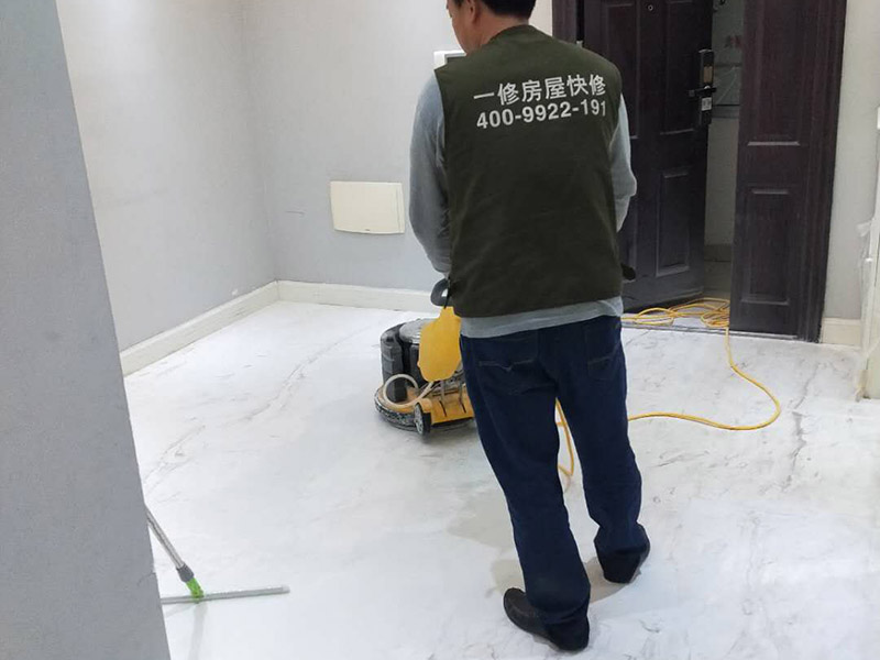 地面石材打磨翻新：用干燥清潔的地拖清理干凈，地面無沙粒、雜質(zhì)。石材表面整體清理完成后，用云石膠對每塊石材上面小的破損點(diǎn)和石材中縫進(jìn)行修補(bǔ)；待云石膠干燥以后，使用打磨機(jī)對整體地面進(jìn)行打磨，整體橫向打磨，重點(diǎn)打磨石材間的嵌縫膠處以及邊緣處，保持整體石材地面平整。完成第一遍的打磨，重新進(jìn)行云石膠嵌縫，嵌縫完成繼續(xù)進(jìn)行第二次打磨，再用石材翻新機(jī)配上鋼金石水磨片由粗到細(xì)，共需完成七次打磨打磨最終地面整體平整、光滑。