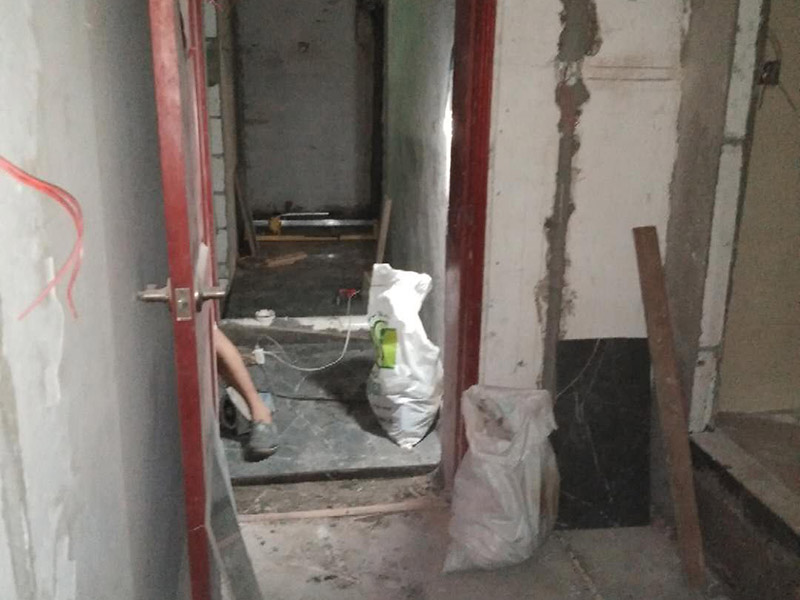 地面水電線路鋪設(shè)：水電改造的第一步是水電定位，也就是根據(jù)用戶的需要確定出全屋開關(guān)插座的位置和水路接口的位置，水電工要根據(jù)開關(guān)、插座、水龍頭的位置確定線路走向，并按照圖紙的設(shè)計向裝修業(yè)主進(jìn)行說明。水電改造時要注意“水走天、電走地”原則，即水管走天棚，強、弱電盡量走地面，且強、弱電之間不能互相交叉，之間的平行距離要大于30厘米。水電定位之后，接下來就是打槽了。好的打槽師傅打出的槽基本是一條直線，而且槽邊基本沒有什么毛齒。注意打槽之前，務(wù)必讓水電工將所有的水電走向在墻上劃出來標(biāo)明，記得對照水電圖，看是否一致。