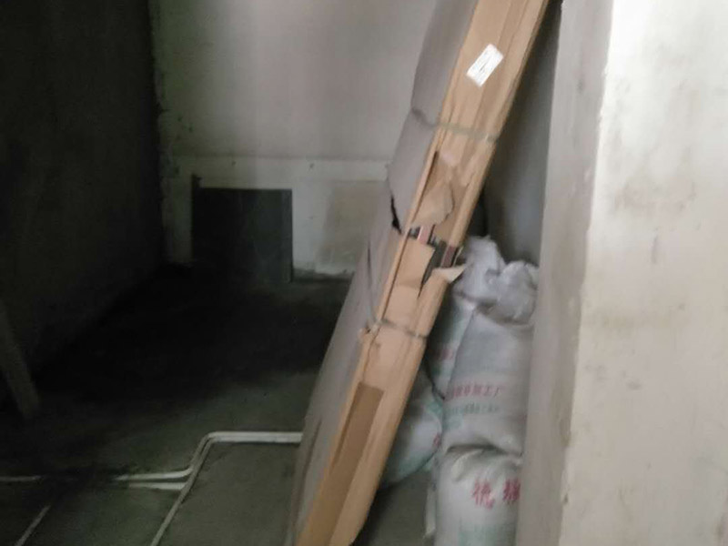 地面水電線路鋪設(shè)：水電改造的第一步是水電定位，也就是根據(jù)用戶的需要確定出全屋開關(guān)插座的位置和水路接口的位置，水電工要根據(jù)開關(guān)、插座、水龍頭的位置確定線路走向，并按照圖紙的設(shè)計向裝修業(yè)主進(jìn)行說明。水電改造時要注意“水走天、電走地”原則，即水管走天棚，強、弱電盡量走地面，且強、弱電之間不能互相交叉，之間的平行距離要大于30厘米。水電定位之后，接下來就是打槽了。好的打槽師傅打出的槽基本是一條直線，而且槽邊基本沒有什么毛齒。注意打槽之前，務(wù)必讓水電工將所有的水電走向在墻上劃出來標(biāo)明，記得對照水電圖，看是否一致。