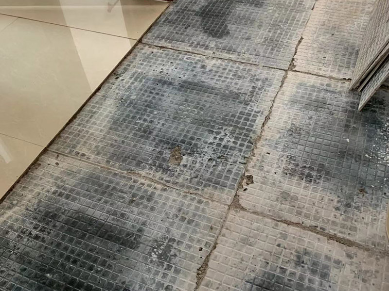 地磚拆除維修：其實(shí)關(guān)于拆除地板磚的方法還是比較簡(jiǎn)單的。首先要撬開大門口的那塊地磚，因?yàn)槟菈K地磚是有一邊露在外面的所以比較容易撬開。再用扁的鑿子一片一片的往里撬，如果水泥砂漿做的不是特別牢固的話可以直接用錘子把扁撬敲擊地磚和水泥地中間的縫隙。