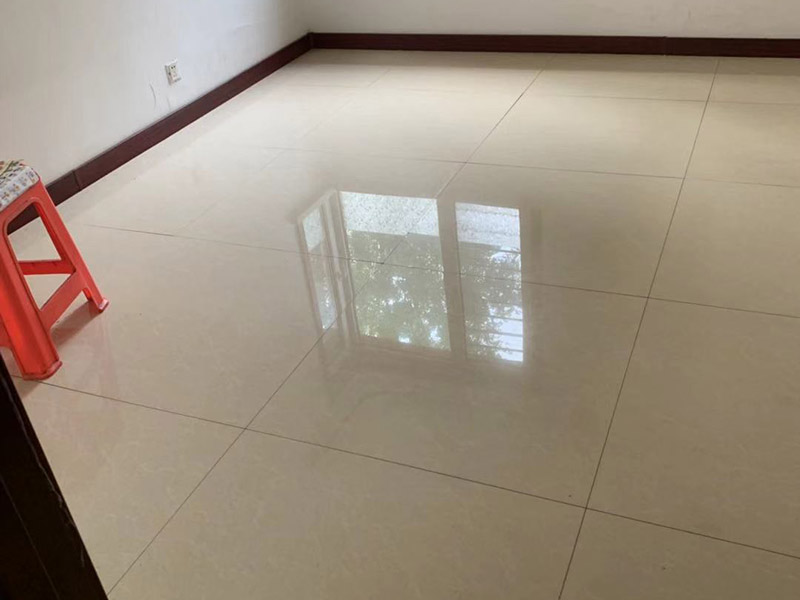 地磚拆除維修：其實(shí)關(guān)于拆除地板磚的方法還是比較簡(jiǎn)單的。首先要撬開大門口的那塊地磚，因?yàn)槟菈K地磚是有一邊露在外面的所以比較容易撬開。再用扁的鑿子一片一片的往里撬，如果水泥砂漿做的不是特別牢固的話可以直接用錘子把扁撬敲擊地磚和水泥地中間的縫隙。