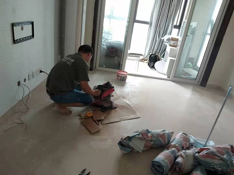 木地板安裝：將要鋪設(shè)實(shí)木地板的空間清理干凈，去除地面的污漬，同時將地面凹凸不平的部分，利用找平或自流平的方式將其統(tǒng)一成同一高度。隨后就是在地面進(jìn)行鉆孔，這是為稍后的踢腳線的安裝，但你別小看這鉆孔，實(shí)木地板安裝中的鉆孔要求深淺高度適中均勻，而且鉆孔要小心避開預(yù)埋在墻面或者地面的電路。接下來就是安裝防潮地墊了。安裝防潮地墊有兩個好處，一方面防潮地墊可以進(jìn)一步彌補(bǔ)地面的不平整，另一方面因防潮地墊本身的特性，它可以增強(qiáng)實(shí)木地板的防潮性，增長實(shí)木地板的使用壽命，一舉兩得。最后一步就是要考慮到實(shí)木地板自身會因?yàn)樘鞖舛鵁崦浝淇s，所以在鋪貼時要預(yù)留一些空間，大概是小于等于1mm左右，這樣可以預(yù)防實(shí)木地板日后膨脹變形。如果在鋪設(shè)時沒有預(yù)留空間，那么在日后使用中出現(xiàn)了嚴(yán)重的起鼓等情況時，就只能將地板拆除，重新安裝，這樣會使得我們的家居生活十分地不方便。