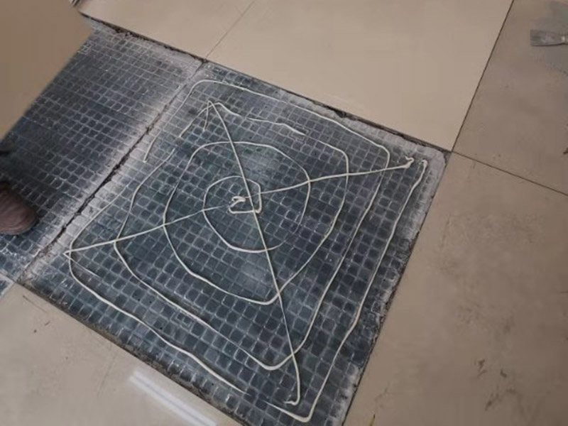 地面空鼓維修：如果是發(fā)現(xiàn)單塊的地磚空鼓超過標(biāo)準(zhǔn)，可以要求裝修人員把磚撬開了重鋪。方法就是取出空鼓的地磚，可利用吸盤，平直的吊出，然后再按照規(guī)范要求進(jìn)行鋪貼。如果只是小部分松動，可以把磚縫清理干凈，用水把地面充分潤濕，用水泥漿對膠水，用膠榔頭輕輕打擊，使水泥漿滲入，滲入后用重物壓使干后就可；如果是一半以上就要重新處理，膠榔頭輕輕打擊地磚，使地磚完全松動，清理縫隙，取出 地磚，鑿打地面重新粘貼就可以了；
