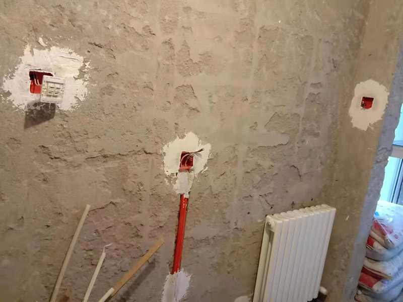 廚房線路改造：插座、照明分線走：插座要設(shè)地線以保證用電安全，共有3根電線，而照明系統(tǒng)不用設(shè)地線，只有兩根線，因此兩支路線最好分開(kāi)，即使電路出現(xiàn)問(wèn)題也便于維修。開(kāi)關(guān)插座遠(yuǎn)離水槽灶具：廚房開(kāi)關(guān)和插座如果靠近灶具，溫度較高容易加速電路老化;也要遠(yuǎn)離水槽，避免受潮而發(fā)生漏電事故。凈水器的電源開(kāi)關(guān)和插座最好放在水槽柜的旁邊，使用防水開(kāi)關(guān)和插座，避免因?yàn)槌睗穸╇姟? width=