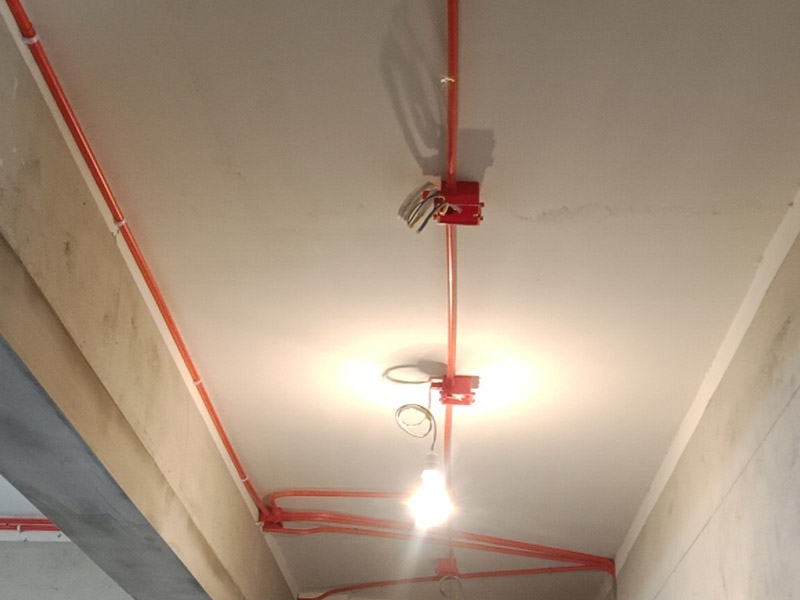 電路改造維修：進場后立即準確將水平線彈好，在墻面和地面上先做出線路走向的標記，確定好未來暗盒的安裝位置，電源插座及各種接線盒按統(tǒng)一高低標準施工。做好開線槽的準備。同一室內(nèi)的開關(guān)插座應(yīng)該處于同一水平線上。一般開關(guān)在1.4m高度，插座在30cm。另外床頭開關(guān)建議在90cm，方便在床上操作?？蛷d電視柜后面的插座高度在20cm左右，防止超出電視柜高度。使用專用PVC阻燃型電線管，管壁厚以人站在上面不會踩扁為好。線管在線槽中必須固定，線盒與線管相接時應(yīng)使用鎖母，直管每隔80公分使用一個管卡，拐角處每隔20公分使用一個管卡。