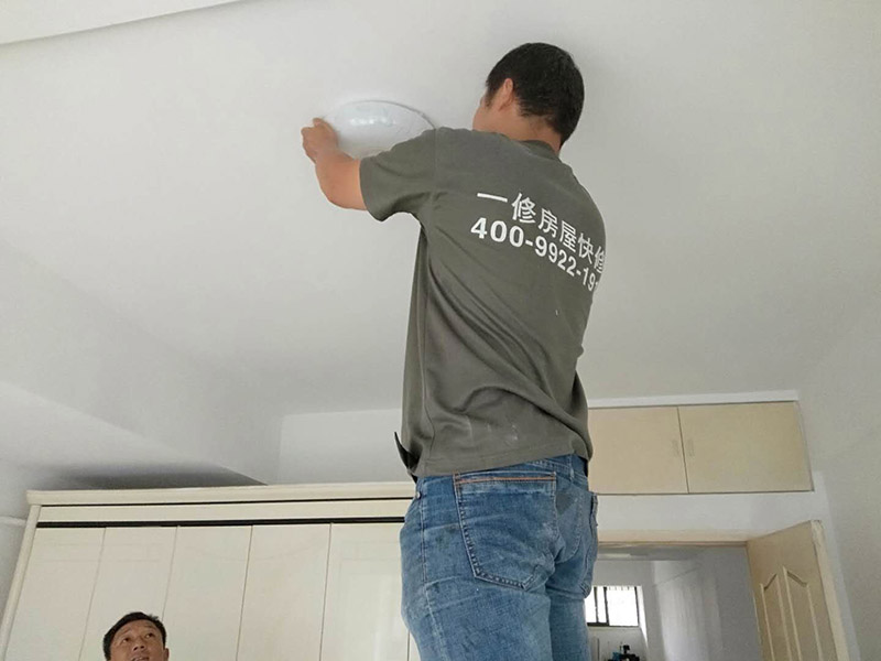 臥室頂燈安裝：選擇造型簡(jiǎn)約的臥室頂燈，光源為乳白色光，然后運(yùn)用光檐照明，使光經(jīng)過頂棚或墻壁反射出來，非常的柔和怡人，還可以安裝一些嵌入式射燈，形成光源相輔相成，更加典雅溫馨。臥室頂燈不能安裝在床頭的上方，這樣會(huì)給人們睡眠帶來不便，會(huì)給人的精神帶來壓力。 臥室頂燈光源顏色以白色或者黃色為佳，因?yàn)榘咨庠催m合人們生活習(xí)慣，而黃色光源具有招財(cái)寓;