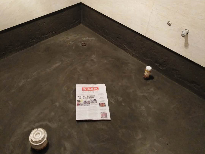 廁所防水，水管打壓測試：首先要進行地面處理，確保地面干凈，沒有任何雜物污染，基層表面堅實，無脫皮等現(xiàn)象，我們還要進行地面找平，保證地面平整，沒有較大的缺陷和補痕。防水涂料要刷全面，與基層結(jié)合牢固，不會出現(xiàn)氣泡，脫落等問題。我們涂刷時，要由下至上，先墻后地涂刷。一般來說，衛(wèi)生間的防水要做到180厘米，非淋浴墻面防水不能低于35厘米。小編建議防水統(tǒng)一做到180厘米。刷涂料不僅要注意高度，還有注意涂刷的厚度，國家規(guī)定防水涂料要涂到1.5毫米厚。防水涂料是要刷兩遍，第二遍涂料是要等第一遍涂料干透之后才能開始刷。