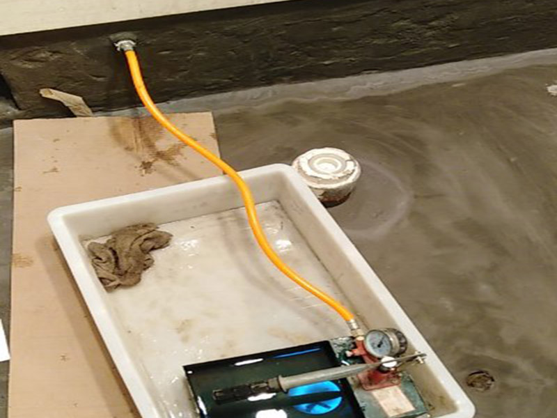 廁所防水，水管打壓測試：首先要進行地面處理，確保地面干凈，沒有任何雜物污染，基層表面堅實，無脫皮等現(xiàn)象，我們還要進行地面找平，保證地面平整，沒有較大的缺陷和補痕。防水涂料要刷全面，與基層結(jié)合牢固，不會出現(xiàn)氣泡，脫落等問題。我們涂刷時，要由下至上，先墻后地涂刷。一般來說，衛(wèi)生間的防水要做到180厘米，非淋浴墻面防水不能低于35厘米。小編建議防水統(tǒng)一做到180厘米。刷涂料不僅要注意高度，還有注意涂刷的厚度，國家規(guī)定防水涂料要涂到1.5毫米厚。防水涂料是要刷兩遍，第二遍涂料是要等第一遍涂料干透之后才能開始刷。
