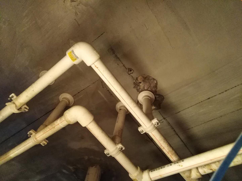 廁所防水，水管打壓測試：首先要進行地面處理，確保地面干凈，沒有任何雜物污染，基層表面堅實，無脫皮等現(xiàn)象，我們還要進行地面找平，保證地面平整，沒有較大的缺陷和補痕。防水涂料要刷全面，與基層結(jié)合牢固，不會出現(xiàn)氣泡，脫落等問題。我們涂刷時，要由下至上，先墻后地涂刷。一般來說，衛(wèi)生間的防水要做到180厘米，非淋浴墻面防水不能低于35厘米。小編建議防水統(tǒng)一做到180厘米。刷涂料不僅要注意高度，還有注意涂刷的厚度，國家規(guī)定防水涂料要涂到1.5毫米厚。防水涂料是要刷兩遍，第二遍涂料是要等第一遍涂料干透之后才能開始刷。