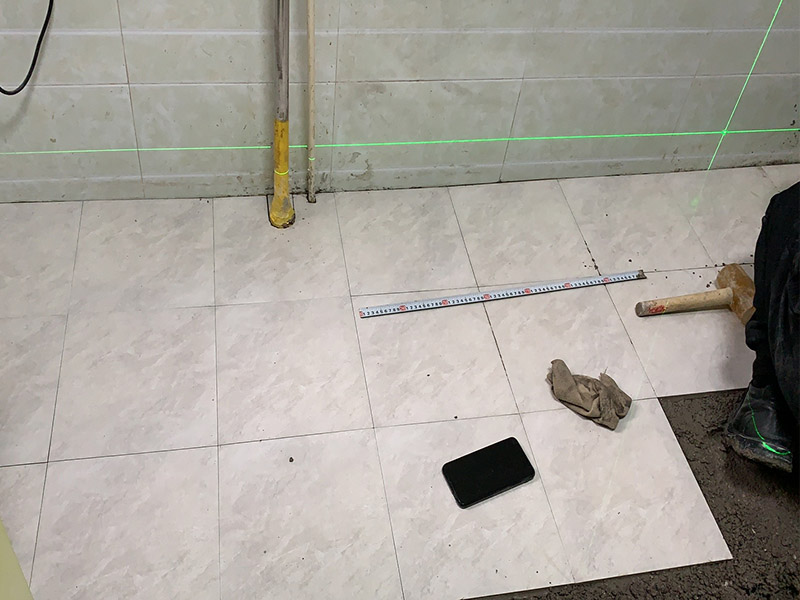 地面貼磚裝修：貼瓷磚有基層處理、彈線控制、排磚、勾縫、擦縫、養(yǎng)護(hù)這些步驟。在做基層處理的時(shí)候，必須將上面的浮土等雜物全部清理干凈，否則會(huì)影響瓷磚粘結(jié)效果。而當(dāng)瓷磚全部鋪貼完成二十四小時(shí)之后，還需對(duì)其進(jìn)行灑水養(yǎng)護(hù)，并且養(yǎng)護(hù)時(shí)間不能低于一周。