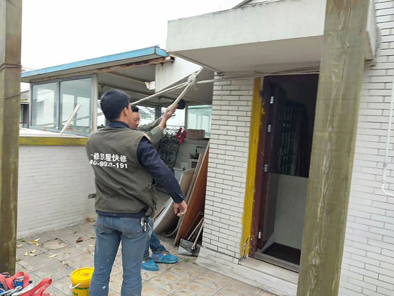 空調(diào)外機(jī)PVC管防水維修：先明確什么地方漏水。如果只是接頭漏，在管材質(zhì)量合格前提下，可換接頭或在接頭處加上防漏密封膠帶、AB密封膠等;如果是管材質(zhì)量不好，應(yīng)該更換管材。還可以在漏水的地方涂上調(diào)好的AB膠，再在上面纏上一層綢帶，使綢帶上浸滿AB膠再在綢帶上面涂一層AB膠，整個(gè)過程動(dòng)作要快也可以分兩次或多次。