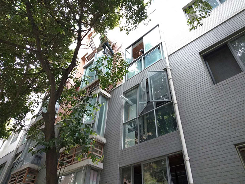 空調(diào)外機(jī)PVC管防水維修：先明確什么地方漏水。如果只是接頭漏，在管材質(zhì)量合格前提下，可換接頭或在接頭處加上防漏密封膠帶、AB密封膠等;如果是管材質(zhì)量不好，應(yīng)該更換管材。還可以在漏水的地方涂上調(diào)好的AB膠，再在上面纏上一層綢帶，使綢帶上浸滿AB膠再在綢帶上面涂一層AB膠，整個(gè)過程動(dòng)作要快也可以分兩次或多次。