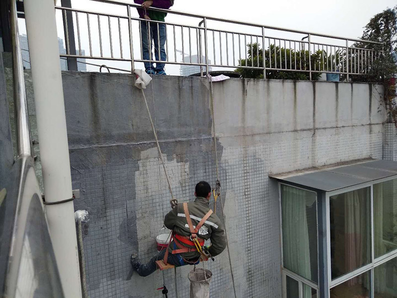 外墻涂刷防水：清理基層，新舊面層必須清理干凈，不得有雜物和灰塵，以免影響粘結(jié)強度，涂刷防水涂料時基層應(yīng)干燥?；鶎忧謇砉ば蛲瓿芍螅酉聛?，清理死角，也就是所謂的陰陽角、施工縫、伸縮縫等比較重要的部位進行處理，尤其注意的是泄水孔要加強處理，需要涂刷2－3遍防水底層涂料。將攪拌均勻的晨光防水涂料根據(jù)現(xiàn)場要涂刷的面積開始涂刷，基層涂刷要大于粘卷材的面積，不要超過三十。刷第二次涂料之前必須要等一次涂料完全凝固后方可再次涂刷，底層涂料次涂刷完畢后約4—8左右。要等第二次涂料完全凝固后方可施工。