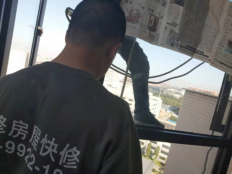 窗戶打膠維修：1、當(dāng)我們粘在破碎的橋梁的鋁門窗上時(shí)，如果需要在外面粘合，我們必須將它粘在外面，因?yàn)槿绻鼛缀醪徽吃谑覂?nèi)，它顯然會(huì)不均勻。它不起防水功能。2、當(dāng)我們將破碎的橋梁的鋁門和窗戶粘在一起時(shí)，我們需要將膠帶放在鋁門的側(cè)面和斷橋的窗戶上。不要將它粘在頂部也很重要。否則，更重要的是。之后，膠帶脫膠，防水效果消失。