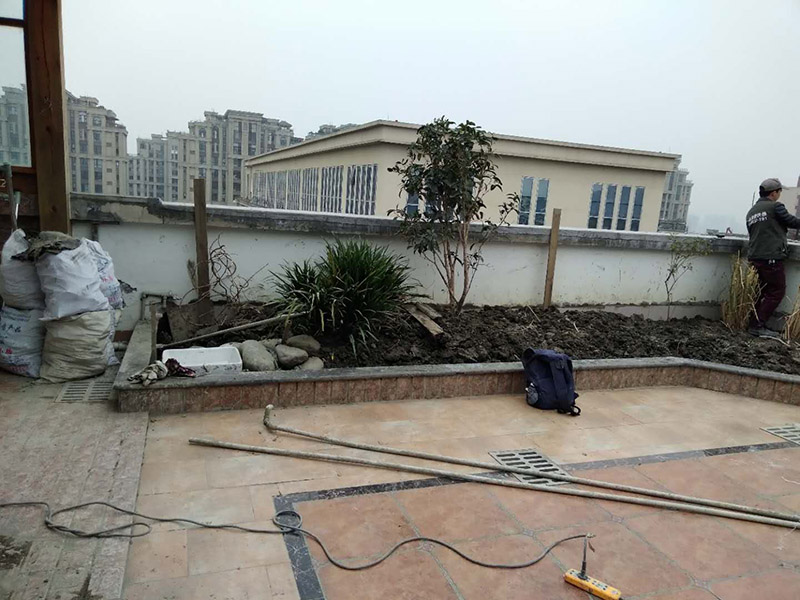 高空外墻防水：清理基層，新舊面層必須清理干凈，不得有雜物和灰塵，以免影響粘結(jié)強(qiáng)度，涂刷防水涂料時(shí)基層應(yīng)干燥。接下來(lái)，清理死角，也就是所謂的陰陽(yáng)角、施工縫、伸縮縫等比較重要的部位進(jìn)行處理，尤其注意的是泄水孔要加強(qiáng)處理，需要涂刷2-3遍防水底層涂料。將攪拌均勻的防水涂料根據(jù)現(xiàn)場(chǎng)要涂刷的面積開(kāi)始涂刷，基層涂刷要大于粘卷材的面積，不要超過(guò)三十分鐘，涂刷第二次涂料之前必須要等第一次涂料完全凝固后方可再次涂刷，底層涂料第一次涂刷完畢后約4-8小時(shí)左右，方可再次涂刷第二次和第三次底層涂料，第一次涂刷厚度為0.5mm、第二次涂刷厚度為0.5mm左右、第三次涂刷厚度為0.5mm左右。粘結(jié)卷材時(shí)要等第二次涂料完全凝固后方可施工。