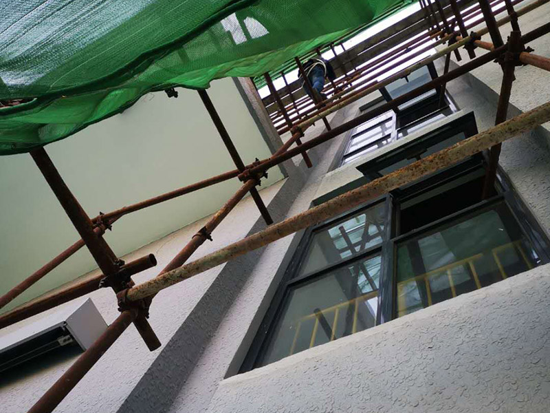 高空外墻防水：首先清理基層，新舊面層必須清理干凈，不得有雜物和灰塵，以免影響粘結(jié)強(qiáng)度，涂刷防水涂料時(shí)基層應(yīng)干燥。接下來，清理死角，也就是所謂的陰陽角、施工縫、伸縮縫等比較重要的部位進(jìn)行處理，尤其注意的是泄水孔要加強(qiáng)處理，需要涂刷2-3遍防水底層涂料。備好防水卷材、防水涂料、基層涂料和粘接卷材的涂料必須要分清，為提高防水卷材與基層粘結(jié)性，可用底層涂料反復(fù)涂刷，涂刷均勻，覆蓋完全，充分滲入混凝土基層，以提高粘結(jié)強(qiáng)度和抗剪切強(qiáng)度。涂刷第二次涂料之前必須要等第一次涂料完全凝固后方可再次涂刷，底層涂料第一次涂刷完畢后約4-8小時(shí)左右，方可再次涂刷第二次和第三次底層涂料。