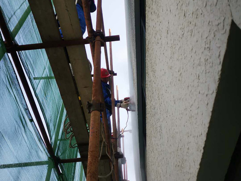 高空外墻防水：首先清理基層，新舊面層必須清理干凈，不得有雜物和灰塵，以免影響粘結(jié)強(qiáng)度，涂刷防水涂料時(shí)基層應(yīng)干燥。接下來，清理死角，也就是所謂的陰陽角、施工縫、伸縮縫等比較重要的部位進(jìn)行處理，尤其注意的是泄水孔要加強(qiáng)處理，需要涂刷2-3遍防水底層涂料。備好防水卷材、防水涂料、基層涂料和粘接卷材的涂料必須要分清，為提高防水卷材與基層粘結(jié)性，可用底層涂料反復(fù)涂刷，涂刷均勻，覆蓋完全，充分滲入混凝土基層，以提高粘結(jié)強(qiáng)度和抗剪切強(qiáng)度。涂刷第二次涂料之前必須要等第一次涂料完全凝固后方可再次涂刷，底層涂料第一次涂刷完畢后約4-8小時(shí)左右，方可再次涂刷第二次和第三次底層涂料。
