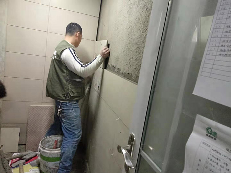 廁所墻面貼瓷磚：1.瓷磚鋪貼先要選材料,衛(wèi)生間瓷磚我們可以選用小瓷磚,這種類型貼的時候會很方便。 2.第二就是粘貼劑 將水泥與少量建筑膠混合拌勻,做為粘貼劑。 3.把粘貼劑用鏟刀鏟到地面刮平后將瓷磚鋪上。 4.再用鏟刀壓實(shí),這樣自上而下或自左而右,重復(fù)這步驟。 5.鋪好之后用白水泥漿美縫,把瓷磚間的間隙填實(shí)，等待一段時間水泥干了就好了。