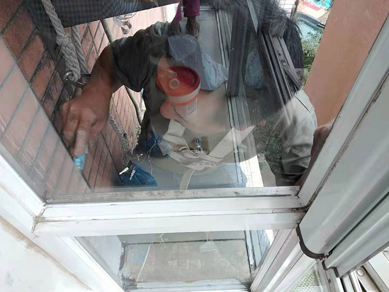 窗戶打膠刷防水:窗框就位→框固定→填塞縫隙→安五金配件→安玻璃→打膠、清理。當門窗采用預埋木磚法與墻體連接時，木磚應進行防腐處理，窗框與洞口之間的伸縮縫內腔應采用閉孔泡沫塑料、發(fā)泡聚苯乙燃等彈性材料分層填塞，表面用密封膠密封。
