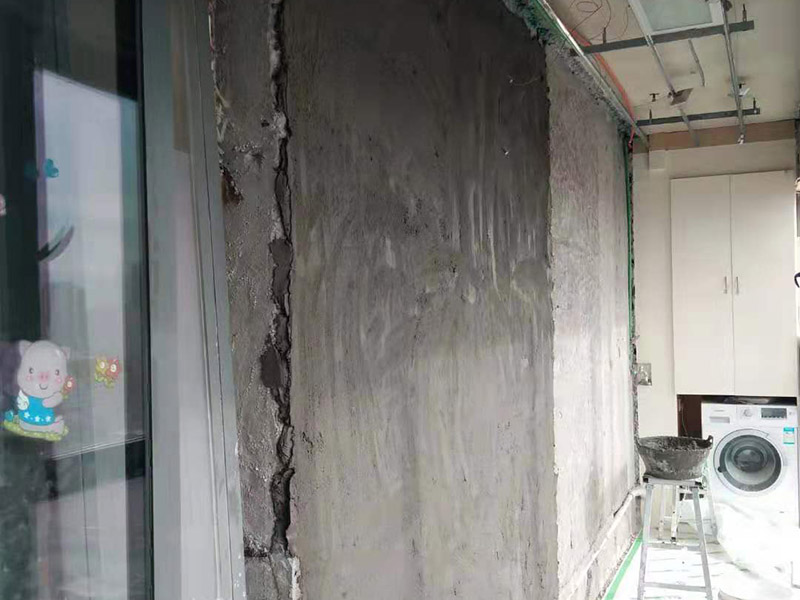 廁所貼磚維修：首先將水泥與少量建筑膠混合拌勻，做為粘貼劑。把粘貼劑用鏟刀鏟到地面刮平后將瓷磚鋪上。再用鏟刀壓實,這樣自上而下或自左而右，重復這步驟，鋪好之后用白水泥漿美縫，把瓷磚間的間隙填實，等待一段時間水泥干了就好了。