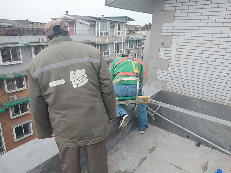 外墻滾刷防水：為保證防水層的鋪設(shè)質(zhì)量和節(jié)省防水涂料，基層、內(nèi)外墻等位置涂刷防水涂料處應(yīng)平整、無凹凸不平、蜂窩麻面、浮碴、浮灰、油污等。在管根、管道、陰陽角、施工縫等易發(fā)生漏水的部位應(yīng)增強(qiáng)處理。在管根、管道周圍鑿開采用水不漏進(jìn)行封堵，然后再用油漆刷涂刷一至兩遍防水涂料；陰陽角、施工縫部位采用玻纖網(wǎng)格布增強(qiáng)處理后用刮板刮涂一遍防水涂料，增強(qiáng)網(wǎng)格布寬度為300㎜。施工時(shí)應(yīng)邊涂刷邊檢查，發(fā)現(xiàn)缺陷及時(shí)修補(bǔ)，涂膜應(yīng)完全干燥2天后方可進(jìn)行下道工序施工，施工時(shí)應(yīng)注意對涂膜防水層的保護(hù)，以免人為或外為破壞防水層。側(cè)墻防水層保護(hù)材料建議采用聚苯板或砂漿粉刷保護(hù)。頂板防水層保護(hù)材料宜采用砂漿或細(xì)石混凝土進(jìn)行保護(hù)。