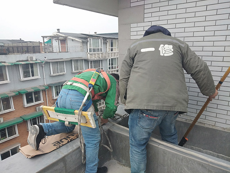 外墻滾刷防水：為保證防水層的鋪設(shè)質(zhì)量和節(jié)省防水涂料，基層、內(nèi)外墻等位置涂刷防水涂料處應(yīng)平整、無凹凸不平、蜂窩麻面、浮碴、浮灰、油污等。在管根、管道、陰陽角、施工縫等易發(fā)生漏水的部位應(yīng)增強(qiáng)處理。在管根、管道周圍鑿開采用水不漏進(jìn)行封堵，然后再用油漆刷涂刷一至兩遍防水涂料；陰陽角、施工縫部位采用玻纖網(wǎng)格布增強(qiáng)處理后用刮板刮涂一遍防水涂料，增強(qiáng)網(wǎng)格布寬度為300㎜。施工時(shí)應(yīng)邊涂刷邊檢查，發(fā)現(xiàn)缺陷及時(shí)修補(bǔ)，涂膜應(yīng)完全干燥2天后方可進(jìn)行下道工序施工，施工時(shí)應(yīng)注意對涂膜防水層的保護(hù)，以免人為或外為破壞防水層。側(cè)墻防水層保護(hù)材料建議采用聚苯板或砂漿粉刷保護(hù)。頂板防水層保護(hù)材料宜采用砂漿或細(xì)石混凝土進(jìn)行保護(hù)。