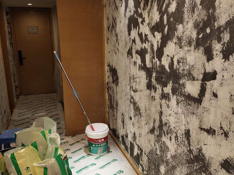 墻面拆除翻新：舊墻面翻新自己動(dòng)手首先用水將墻面浸濕，這樣在鏟除墻面時(shí)比較省力，墻面必須要鏟到露出水泥砂漿面。然后是涂刷界面劑，一定要全部都刷到而且要均勻。墻面的裂縫通常都是用牛皮紙帶及白乳膠來貼住，但不能保證它能百分百不再開裂。如果墻面凹凸不平，那么就需要用石膏來找平，誤差最好不要超過0.5公分。非承重墻一般都是需要貼布的，所以最好選擇質(zhì)地好的墻布和白乳膠，有條件的話可以使用網(wǎng)格布，對(duì)于防裂效果會(huì)更好。
 在挑選膩?zhàn)訒r(shí)應(yīng)該選顆粒細(xì)度高及質(zhì)地較硬的，或是把白乳膠添加到膩?zhàn)又刑岣吣佔(zhàn)拥挠捕?。打磨墻面要選用細(xì)砂紙，砂紙如果過粗會(huì)在墻面上留下很深的砂痕，就算是刷漆也沒辦法遮蓋住。墻面打磨之后要清掃一遍，否則粉塵過多會(huì)影響到漆的附著力。