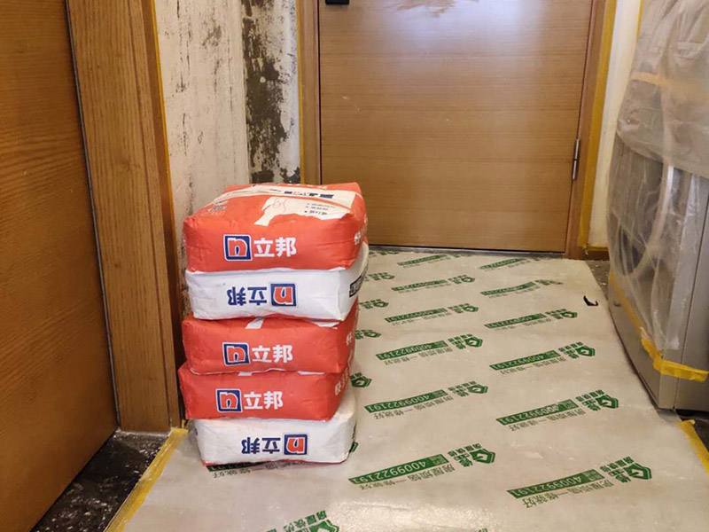 墻面拆除翻新：舊墻面翻新自己動(dòng)手首先用水將墻面浸濕，這樣在鏟除墻面時(shí)比較省力，墻面必須要鏟到露出水泥砂漿面。然后是涂刷界面劑，一定要全部都刷到而且要均勻。墻面的裂縫通常都是用牛皮紙帶及白乳膠來貼住，但不能保證它能百分百不再開裂。如果墻面凹凸不平，那么就需要用石膏來找平，誤差最好不要超過0.5公分。非承重墻一般都是需要貼布的，所以最好選擇質(zhì)地好的墻布和白乳膠，有條件的話可以使用網(wǎng)格布，對(duì)于防裂效果會(huì)更好。  在挑選膩?zhàn)訒r(shí)應(yīng)該選顆粒細(xì)度高及質(zhì)地較硬的，或是把白乳膠添加到膩?zhàn)又刑岣吣佔(zhàn)拥挠捕取４蚰γ嬉x用細(xì)砂紙，砂紙如果過粗會(huì)在墻面上留下很深的砂痕，就算是刷漆也沒辦法遮蓋住。墻面打磨之后要清掃一遍，否則粉塵過多會(huì)影響到漆的附著力。