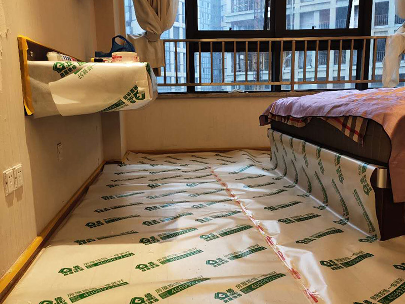 房屋地面家具保護：入戶門的保護入戶門是各種裝修物料進場以及各種建筑裝修垃圾清理的必經(jīng)之路,這些物品在搬運的過程中,與入戶門發(fā)生磕碰、摩擦的機率大大增加,所以,第一個需要做好成品保護的地方就是入戶門。可以使用成品保護膜將門包裹，地面鋪地面保護膜。