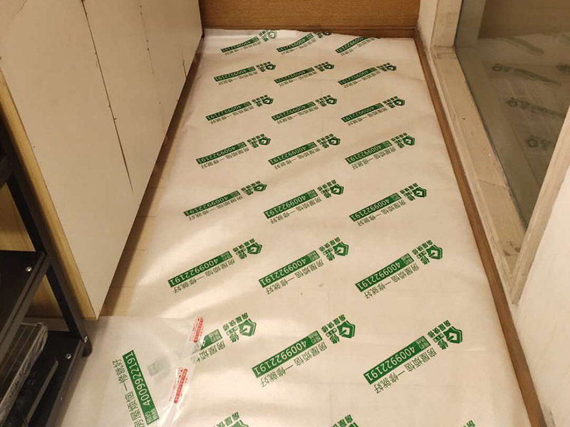 房屋地面家具保護：入戶門的保護入戶門是各種裝修物料進場以及各種建筑裝修垃圾清理的必經(jīng)之路,這些物品在搬運的過程中,與入戶門發(fā)生磕碰、摩擦的機率大大增加,所以,第一個需要做好成品保護的地方就是入戶門?？梢允褂贸善繁Ｗo膜將門包裹，地面鋪地面保護膜。