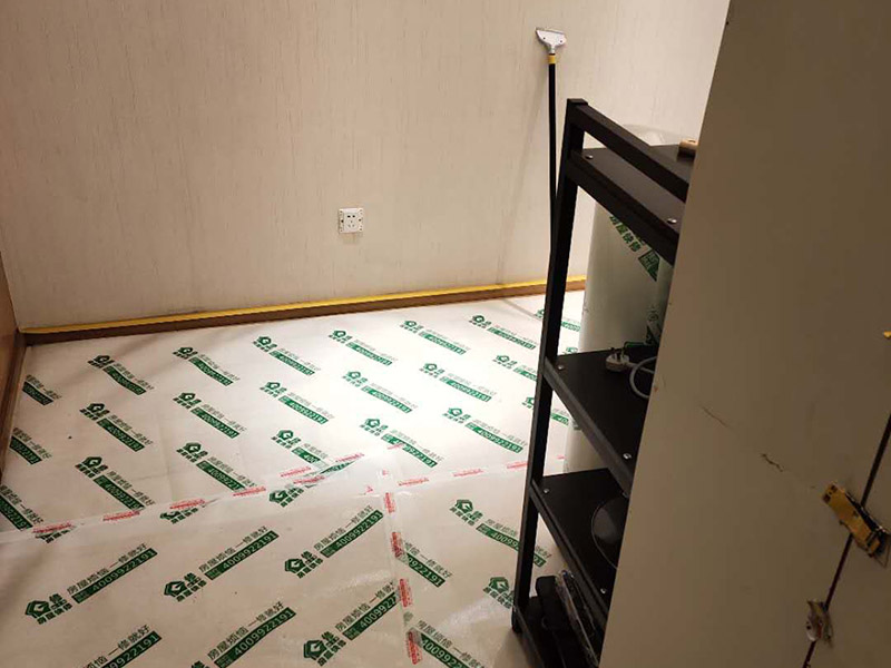 房屋地面家具保護：入戶門的保護入戶門是各種裝修物料進場以及各種建筑裝修垃圾清理的必經(jīng)之路,這些物品在搬運的過程中,與入戶門發(fā)生磕碰、摩擦的機率大大增加,所以,第一個需要做好成品保護的地方就是入戶門?？梢允褂贸善繁Ｗo膜將門包裹，地面鋪地面保護膜。