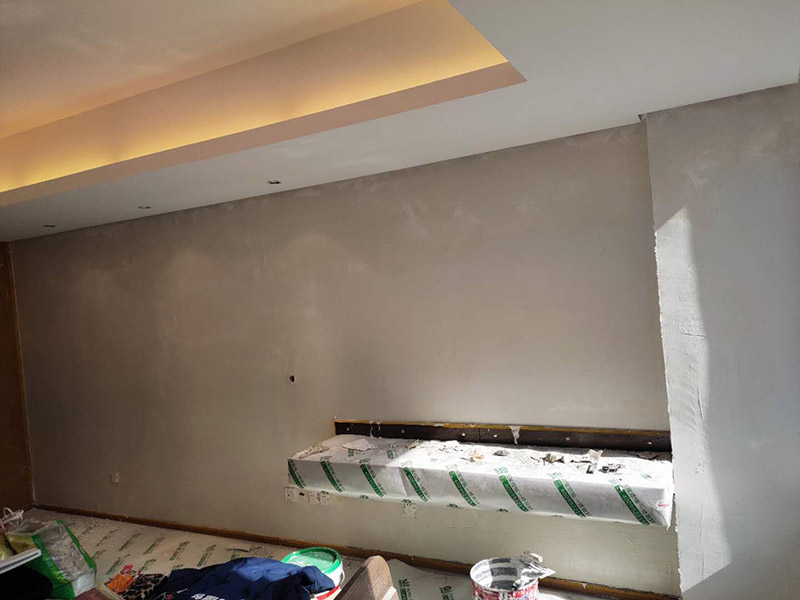 房屋地面家具保護：入戶門的保護入戶門是各種裝修物料進場以及各種建筑裝修垃圾清理的必經(jīng)之路,這些物品在搬運的過程中,與入戶門發(fā)生磕碰、摩擦的機率大大增加,所以,第一個需要做好成品保護的地方就是入戶門。可以使用成品保護膜將門包裹，地面鋪地面保護膜。