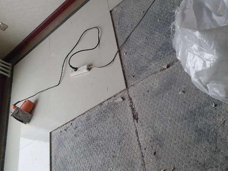 局部地磚修補：地磚使用的時間長了,難免會出現(xiàn)各種各樣的問題,地磚脫落就是很常見的問題之一，這多半是因為施工不當或者地磚老化而導致的。因為每家每戶地磚脫落的情況不同，因此相對于的解決方案也是不同的。如果砂漿未松動的話，只是瓷磚脫落的話，大家可以先把瓷磚背面和四周粘附的砂漿刮凈，再用107膠摻入少許水泥攪成糊狀，在瓷磚背面均勻地涂上薄薄的一層，稍后壓緊瓷磚就會粘牢了;如果地磚砂漿已剝落的話，那就要在原基面上輕輕鑿些毛坑后，再拌有107膠的沙漿重新鑲貼，在基礎面上刷一層后將脫落的瓷磚壓上去，直至沙漿硬化。