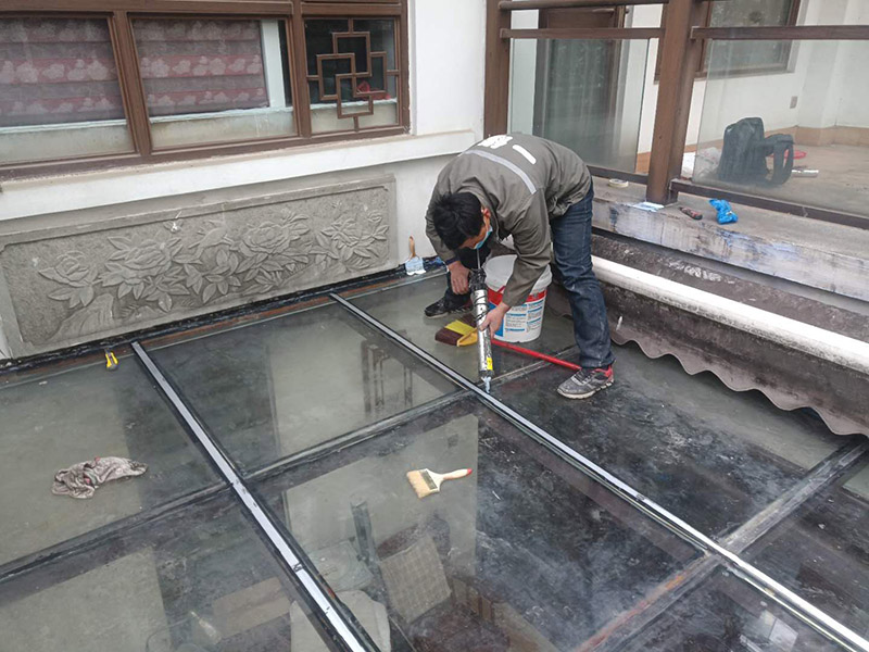 玻璃屋頂打膠防水：把陽光房的邊清理干凈。用結(jié)構(gòu)膠往縫里填到60%。然后用和縫大小的泡抹棒往里壓填充，把膠往陽光房與型材的縫里擠。最后填充耐候密封膠，用刮刀來回30度角度刮2遍。缺膠的補(bǔ)上。30分內(nèi)把紙揭掉。陽光房的鋁合金、鋼材等框架材料連接處基本靠打建筑膠來固定與防漏水。建筑膠打膠前，需要將打膠處用溫布擦干凈且干了之后打膠，否則就算是用了高級(jí)的建筑膠，其實(shí)際效果只有普通建筑膠的效果，將會(huì)大大降低陽光房結(jié)構(gòu)膠的使用壽命。
