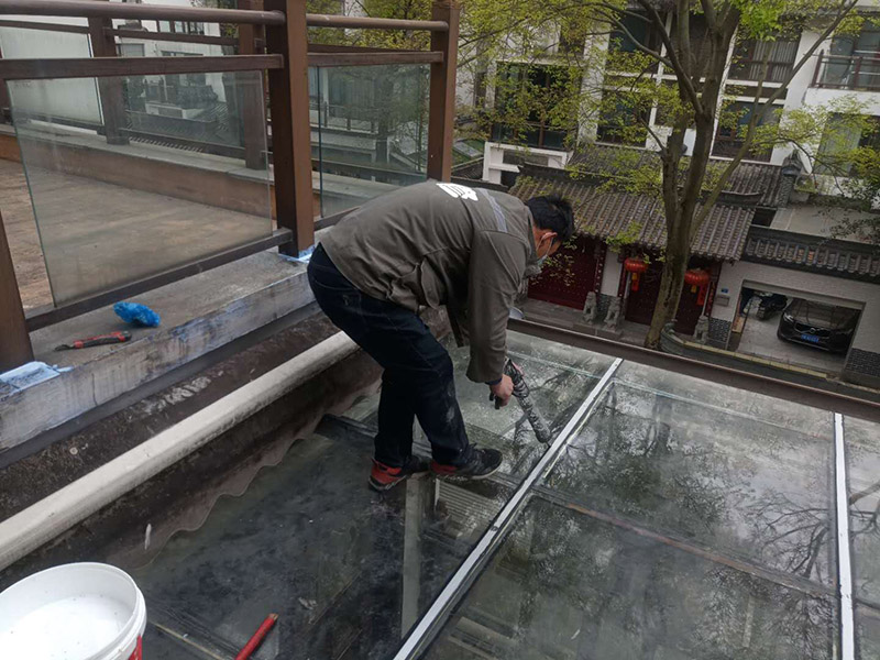 玻璃屋頂打膠防水：把陽光房的邊清理干凈。用結(jié)構(gòu)膠往縫里填到60%。然后用和縫大小的泡抹棒往里壓填充，把膠往陽光房與型材的縫里擠。最后填充耐候密封膠，用刮刀來回30度角度刮2遍。缺膠的補(bǔ)上。30分內(nèi)把紙揭掉。陽光房的鋁合金、鋼材等框架材料連接處基本靠打建筑膠來固定與防漏水。建筑膠打膠前，需要將打膠處用溫布擦干凈且干了之后打膠，否則就算是用了高級(jí)的建筑膠，其實(shí)際效果只有普通建筑膠的效果，將會(huì)大大降低陽光房結(jié)構(gòu)膠的使用壽命。