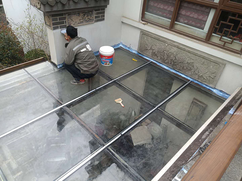 玻璃屋頂打膠防水：把陽光房的邊清理干凈。用結(jié)構(gòu)膠往縫里填到60%。然后用和縫大小的泡抹棒往里壓填充，把膠往陽光房與型材的縫里擠。最后填充耐候密封膠，用刮刀來回30度角度刮2遍。缺膠的補(bǔ)上。30分內(nèi)把紙揭掉。陽光房的鋁合金、鋼材等框架材料連接處基本靠打建筑膠來固定與防漏水。建筑膠打膠前，需要將打膠處用溫布擦干凈且干了之后打膠，否則就算是用了高級(jí)的建筑膠，其實(shí)際效果只有普通建筑膠的效果，將會(huì)大大降低陽光房結(jié)構(gòu)膠的使用壽命。
