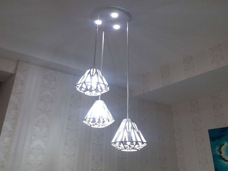 吊燈更換安裝：首先要鋪電線，在需要安裝燈具的部位留下電線口。以方便日后安裝。 第二檢查買來的燈具?？从袥]有損壞或者殘缺不完整等現(xiàn)象，你確保安全。 第三，如果是大型吊燈，那么要提前先安裝上面的燈泡和零件，才能進行安裝。 第四如果是大型燈具的安裝，那么還要先打上承重的螺絲掛口。 第五步關(guān)閉閘刀，這樣能夠確保在沒有電通的情況下安裝燈，以免出現(xiàn)意外，這樣是比較安全的做法。 第六步安裝好以后打開電閘，觀察一下安裝是否成功，是不是每個燈泡都亮了，如果確保每個燈泡都亮了，那么就說明安裝成功了