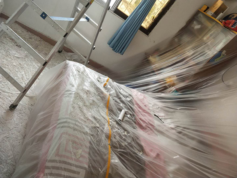 臥室墻面漏水維修：首先根據(jù)施工圖看水管走向，如果漏水的位置后面埋有水管，可以先把家里面的水閘關(guān)掉，放干龍頭里面的水，如果一段時候后發(fā)現(xiàn)墻面水跡不見了，證明是水管出現(xiàn)問題。 如果是請的專業(yè)的維修師傅，可以讓師傅用打壓機直接打壓檢測，若確定是墻內(nèi)水管漏水，就可以直接鑿開墻壁找水管漏點。