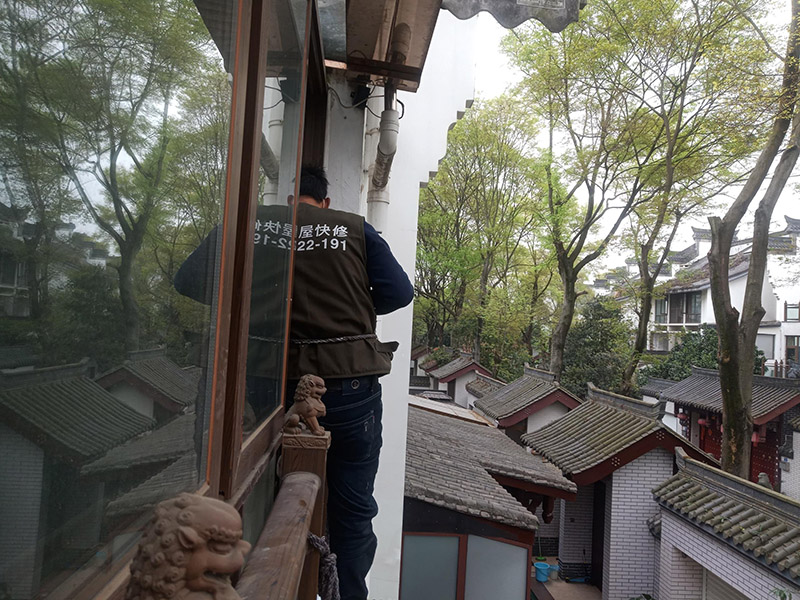 門窗框維修：應(yīng)先用螺絲刀和手錘等工具將門窗扇先卸下來，拆卸過程中，要一人拆卸，一人負(fù)責(zé)門窗的穩(wěn)定。門拆除后要輕放，嚴(yán)禁高空推倒。門窗扇拆卸下來后，就可以拆除門窗框架了。一般首先需要用刀片把門窗框內(nèi)側(cè)的密封膠等切開，門窗如果是采用膨脹螺栓與墻體連接的，可直接用螺絲刀把膨脹螺栓取下;如果脹栓生銹，則可用沖擊鉆將其打碎;而如果是采用連接片連接的則直接使用沖擊鉆即可;如果窗框難以取下，則需用鋼鋸將靠墻的框中部鋸開取下。門窗拆卸時，可能對門窗洞口造成一定的破損，如果不進(jìn)行處理，那么就不利于新門窗的安裝。因此，門窗拆卸完之后，需要復(fù)核洞口尺寸是否正確、是否做了橫平豎直，對不符合要求的洞口進(jìn)行處理。