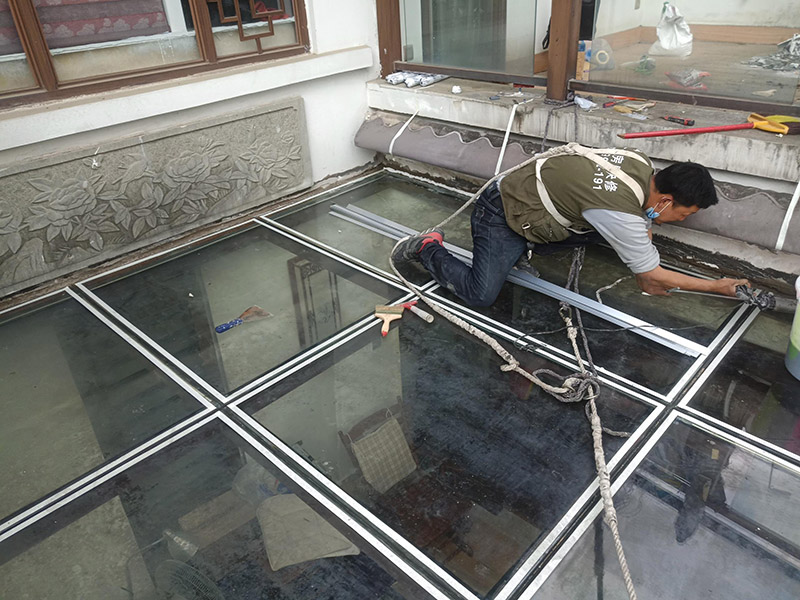 陽光房打防水膠：在陽光房施工完成后，如果陽光房與墻體有銜接的地方，一定要記住鏟去墻體上原有的涂料，否則粘合陽光房與墻體的膠水就不能很好的發(fā)揮粘合的作用，等到膠水完全凝固后會(huì)損壞墻體的涂料，造成陽光房的滲漏。最好的解決方法就是事先鏟去原墻體上涂料，在打膠之后，在陽光房與墻體接縫處上覆蓋防水擋板并且安裝一個(gè)排水槽，這樣就可以確保陽光房不漏水。