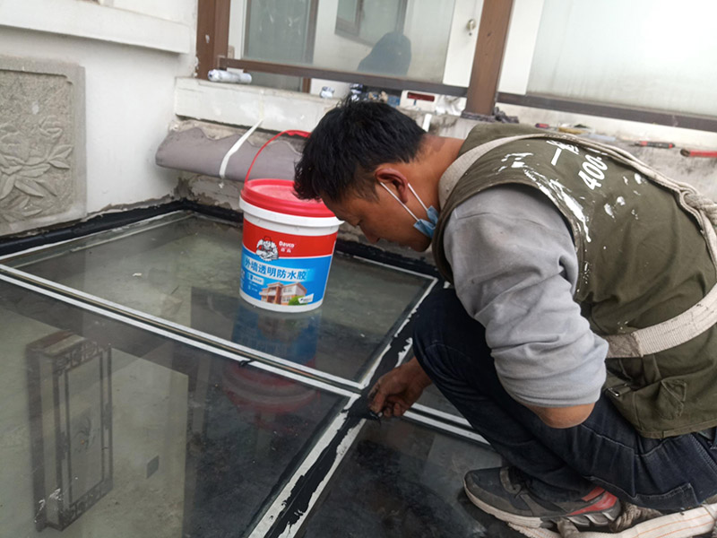 陽光房打防水膠：在陽光房施工完成后，如果陽光房與墻體有銜接的地方，一定要記住鏟去墻體上原有的涂料，否則粘合陽光房與墻體的膠水就不能很好的發(fā)揮粘合的作用，等到膠水完全凝固后會(huì)損壞墻體的涂料，造成陽光房的滲漏。最好的解決方法就是事先鏟去原墻體上涂料，在打膠之后，在陽光房與墻體接縫處上覆蓋防水擋板并且安裝一個(gè)排水槽，這樣就可以確保陽光房不漏水。
