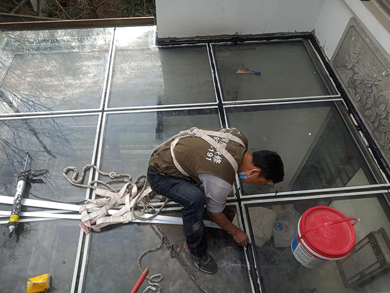 陽光房打防水膠：在陽光房施工完成后，如果陽光房與墻體有銜接的地方，一定要記住鏟去墻體上原有的涂料，否則粘合陽光房與墻體的膠水就不能很好的發(fā)揮粘合的作用，等到膠水完全凝固后會(huì)損壞墻體的涂料，造成陽光房的滲漏。最好的解決方法就是事先鏟去原墻體上涂料，在打膠之后，在陽光房與墻體接縫處上覆蓋防水擋板并且安裝一個(gè)排水槽，這樣就可以確保陽光房不漏水。