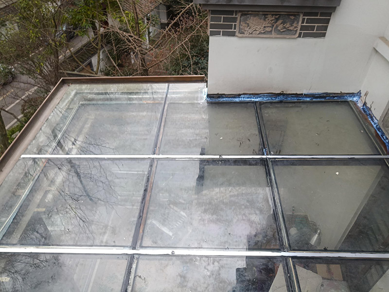 陽光房打防水膠：在陽光房施工完成后，如果陽光房與墻體有銜接的地方，一定要記住鏟去墻體上原有的涂料，否則粘合陽光房與墻體的膠水就不能很好的發(fā)揮粘合的作用，等到膠水完全凝固后會(huì)損壞墻體的涂料，造成陽光房的滲漏。最好的解決方法就是事先鏟去原墻體上涂料，在打膠之后，在陽光房與墻體接縫處上覆蓋防水擋板并且安裝一個(gè)排水槽，這樣就可以確保陽光房不漏水。