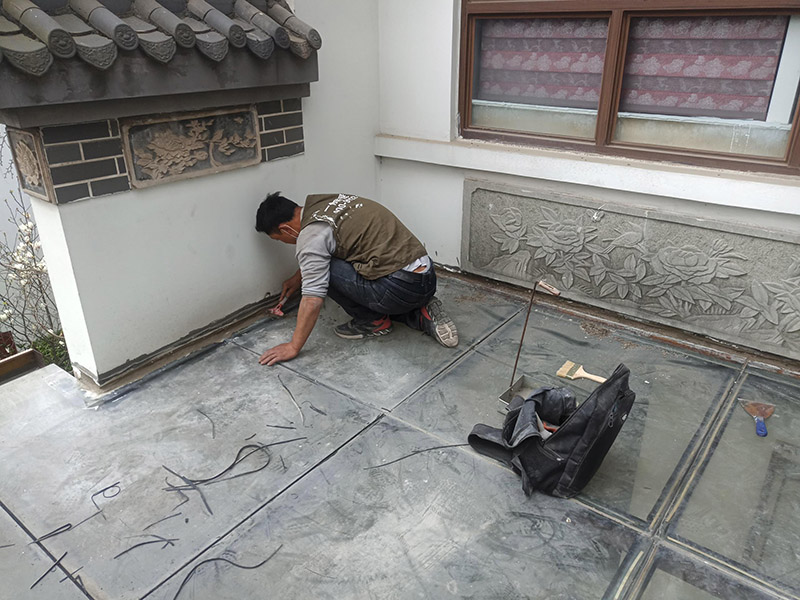 舊防水基層鏟除：1、清除空鼓，用水打濕墻面白粉層后鏟掉墻皮。裝修正式開始前，建議用切割機(jī)根據(jù)空鼓大小進(jìn)行切割清除，除去日后裂縫隱患。 2、清除浮灰，用界面劑輥刷墻面。用粗毛鋼刷去除墻面浮塵，然后整個(gè)墻面用界面劑輥刷一遍，或者用界面劑拉毛處理，增強(qiáng)封固層和找平層之間的附著力。在界面劑的選擇上，建議使用質(zhì)量稍微好一些的“界面處理劑”，市場(chǎng)上一般有分為高分子乳液性界面劑、水溶性高分子界面劑、淀粉類界面劑等。